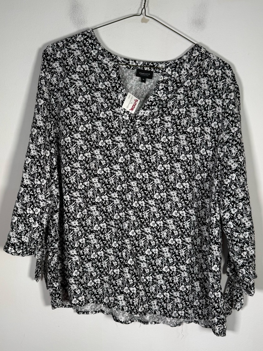 Jones & Co Women’s NWT Size 1X Black & White Floral V-Neck Top Sleeve Tie